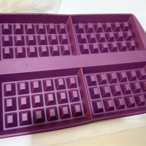 New Tupperware Silicone Waffle Form Pan - Picture 4 of 9